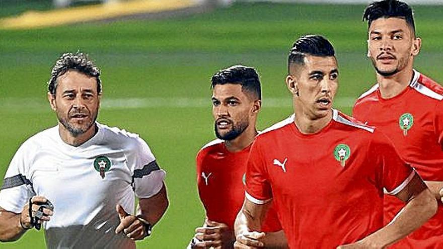 Juan Solla, en Catar, corriendo junto a varios integrantes de la selección de Marruecos en un entrenamiento.