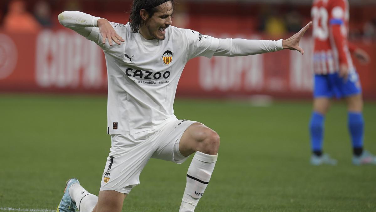 Cavani celebra el tercer gol de los suyos.