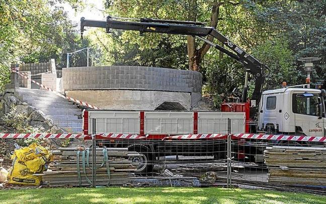 La estructura de la renovada gruta ya es visible en el parque de La Florida.