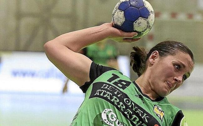 Internada de Macarena Sans para lanzar a puerta. | FOTO: JAVIER BERGASA Internada de Macarena Sans para lanzar a puerta. | FOTO: JAVIER BERGASA