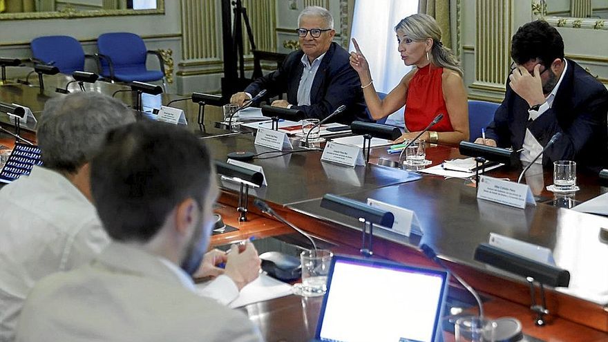 Yolanda Díaz preside la reunión de la Comisión Asesora para el Análisis del SMI. | FOTO: EFE