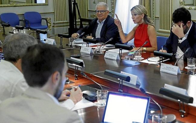 Yolanda Díaz preside la reunión de la Comisión Asesora para el Análisis del SMI. | FOTO: EFE Yolanda Díaz preside la reunión de la Comisión Asesora para el Análisis del SMI. | FOTO: EFE