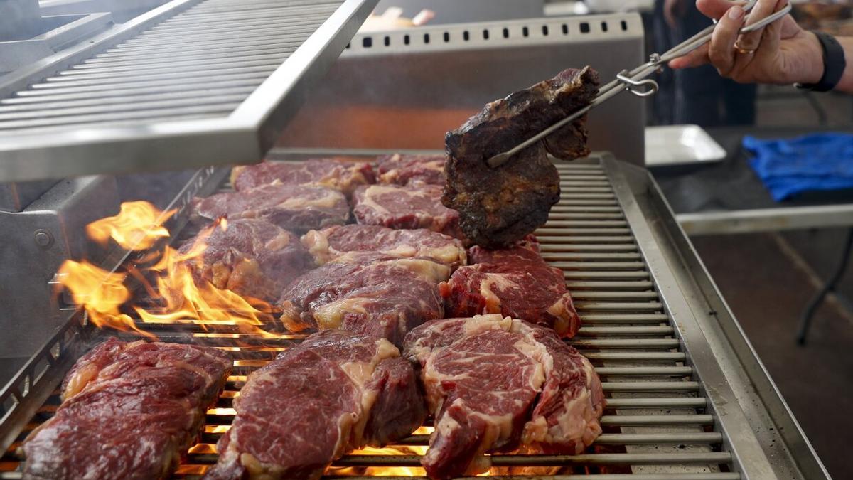 Unas txuletas se asan a la brasa durante la celebración este miércoles del XIII Concurso Nacional de Parrilla