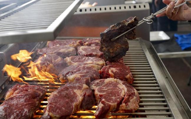 Unas txuletas se asan a la brasa durante la celebración este miércoles del XIII Concurso Nacional de Parrilla