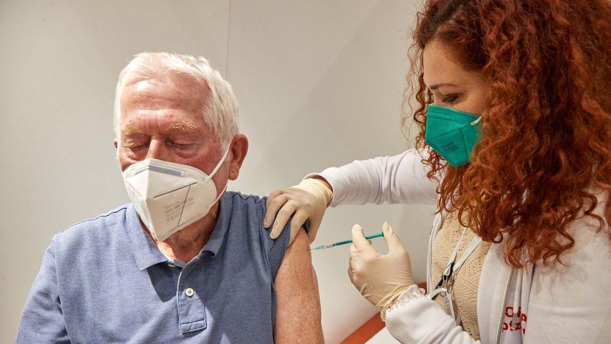 Los primeros en recibir la vacuna de refuerzo serán los usuarios de residencias y mayores de 80 años.