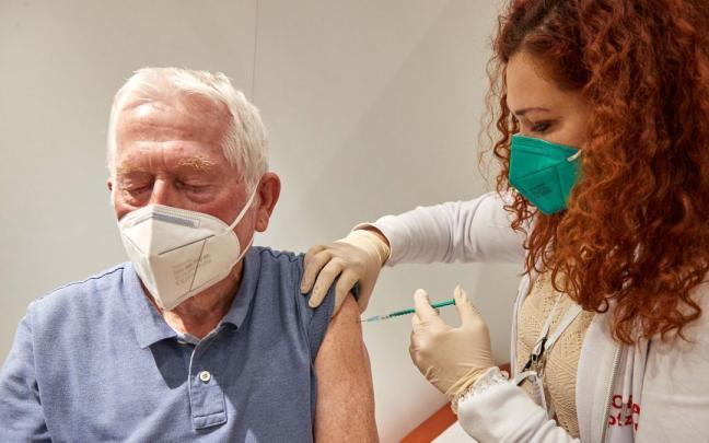 Los primeros en recibir la vacuna de refuerzo serán los usuarios de residencias y mayores de 80 años. Los primeros en recibir la vacuna de refuerzo serán los usuarios de residencias y mayores de 80 años.
