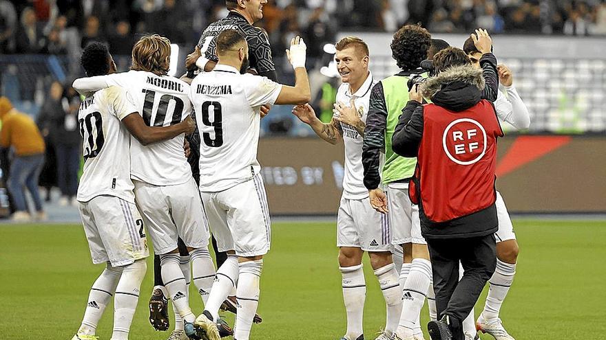 Los jugadores del Real Madrid felicitan a Courtois tras parar el último penalti a Gayà. | FOTO: EFE