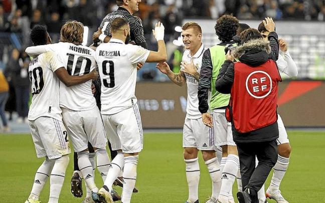 Los jugadores del Real Madrid felicitan a Courtois tras parar el último penalti a Gayà. | FOTO: EFE