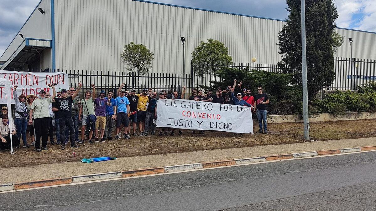 Trabajadores de CIE Gameko acampados frente a la fábrica en Gojain