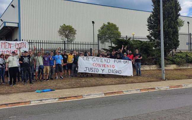 Trabajadores de CIE Gameko acampados frente a la fábrica en Gojain