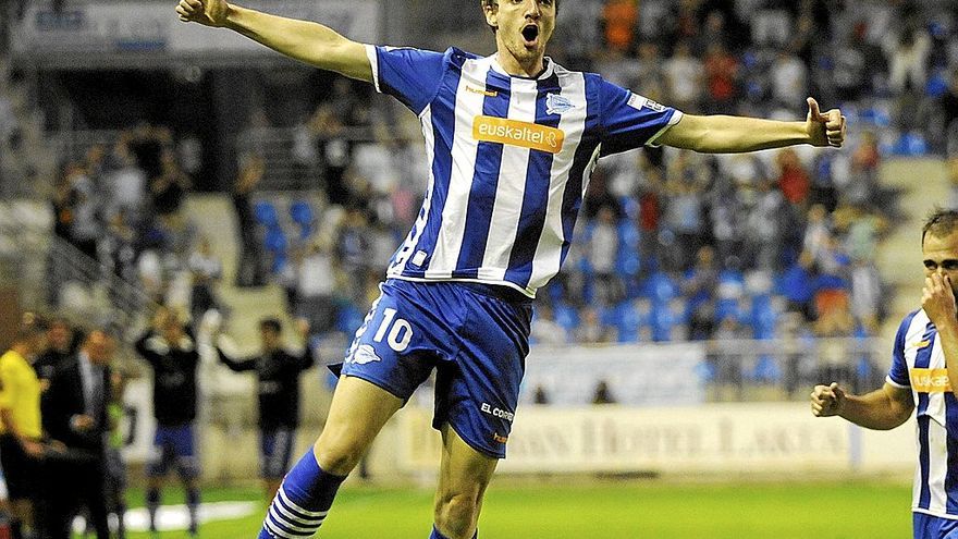 Manu Barreiro celebra uno de sus goles con la camiseta del Deportivo Alavés. | FOTO: DNA