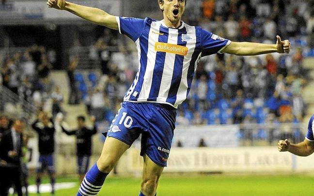 Manu Barreiro celebra uno de sus goles con la camiseta del Deportivo Alav&eacute;s. | FOTO: DNA