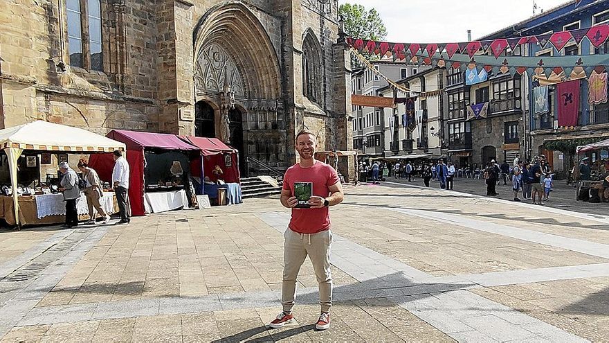 Sergio Pérez, en la plaza de San Severino con el libro, que arranca con la aparición del cadáver del párroco en la iglesia.