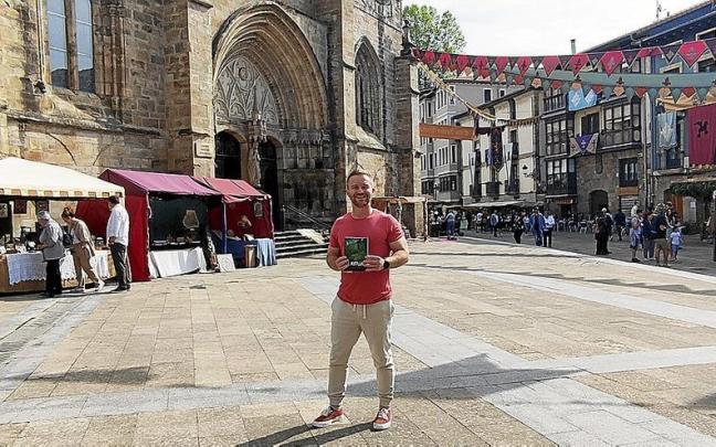 Sergio Pérez, en la plaza de San Severino con el libro, que arranca con la aparición del cadáver del párroco en la iglesia. Sergio Pérez, en la plaza de San Severino con el libro, que arranca con la aparición del cadáver del párroco en la iglesia.