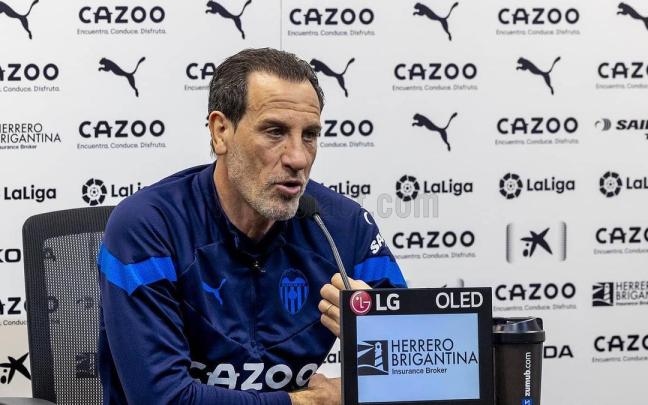 Salvador Gonz&aacute;lez, Voro, t&eacute;cnico del Valencia, durante la rueda de prensa previa al partido contra el Athletic.