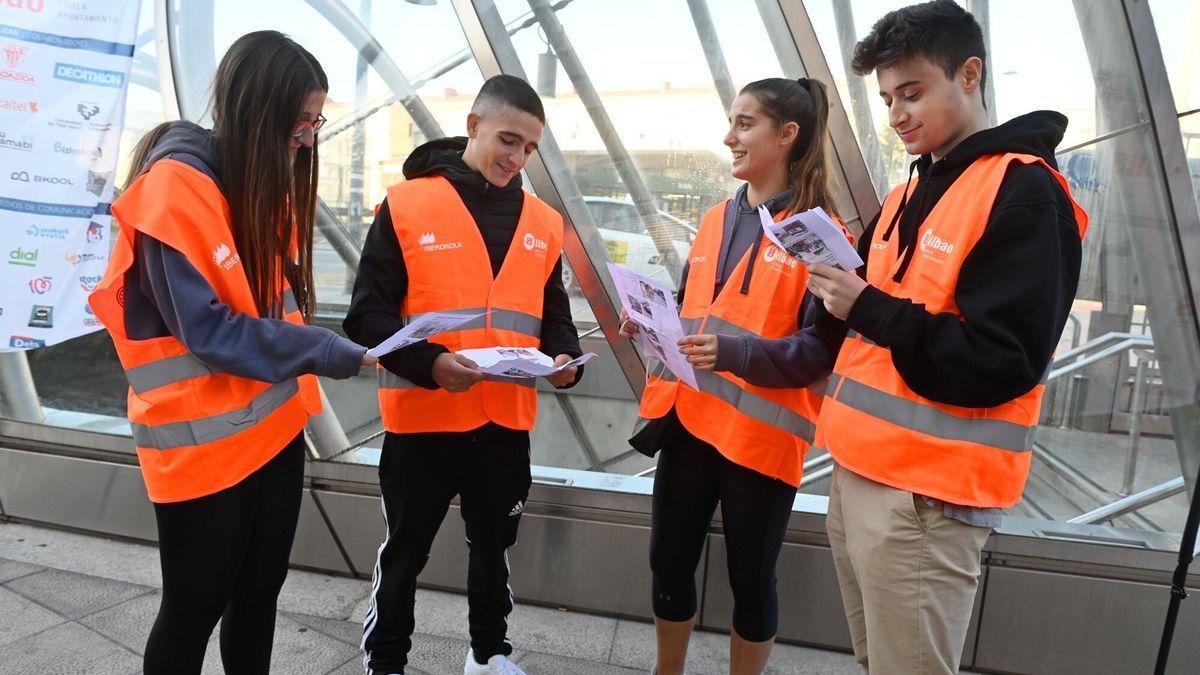 Los participantes Iraide Villena, Aitor Cilleros, Ihintza Alkain y Hugo Lara en Otxarkoaga (de izda. a dcha.)