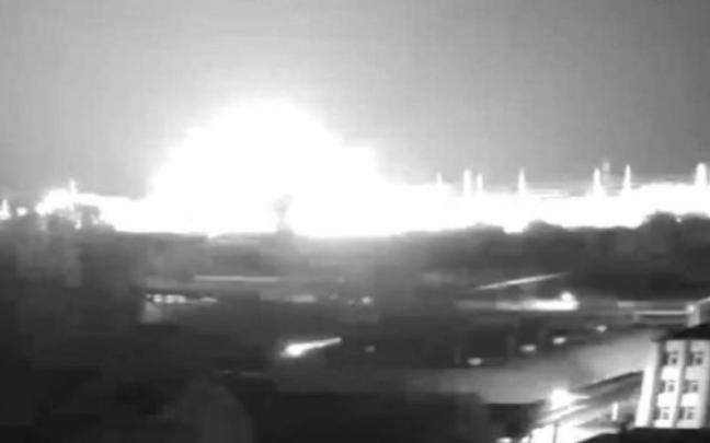 Imagen de la explosión junto a la central nuclear de Mikolaiv. Imagen de la explosión junto a la central nuclear de Mikolaiv.
