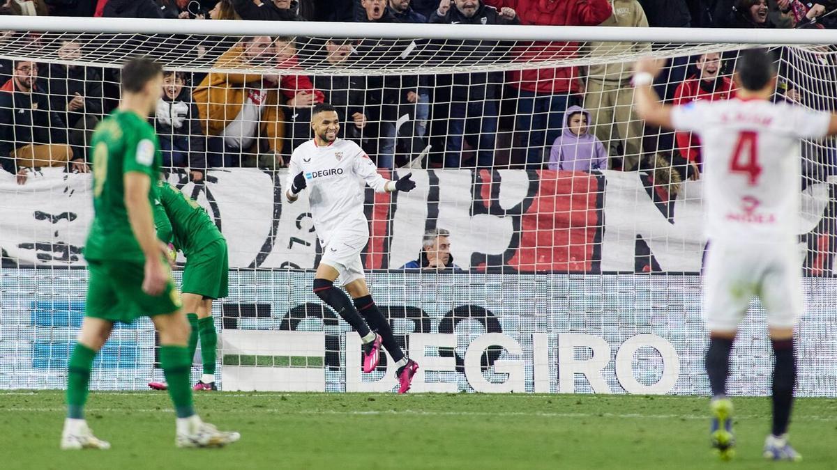 Youssef En-Nesyri celebra uno de sus goles contra el Elche.