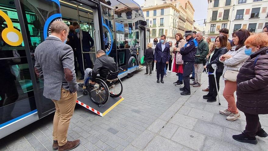 Una persona en silla de ruedas trata de subir al nuevo autobús por la rampa