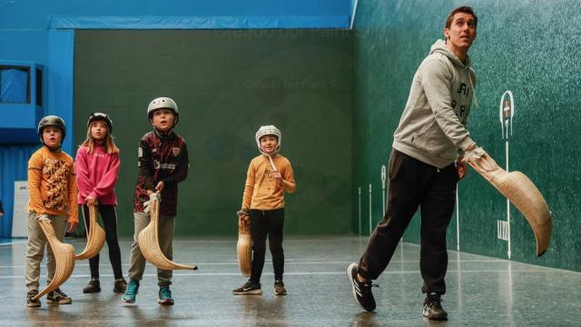 Jon Zabala, en una sesi&oacute;n con ni&ntilde;os y ni&ntilde;as.