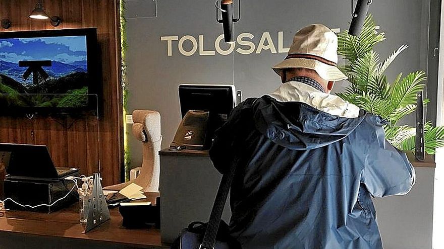 Un turista en la nueva oficina de turismo de Tolosa.