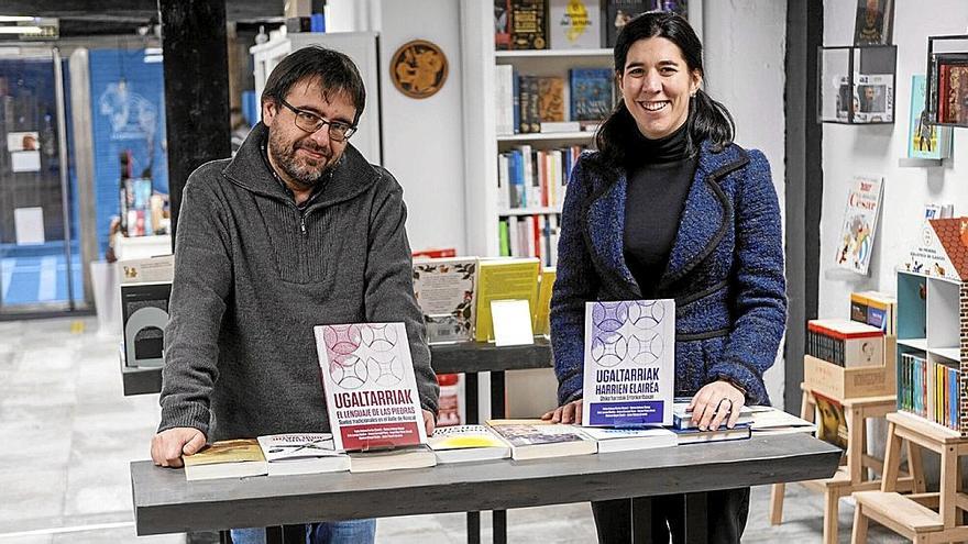 Pablo Orduna, coordinador, y Naiara Ardanaz, de la Cátedra de la Lengua y Cultura Vasca (UN), posan con el libro. | FOTO: CEDIDA