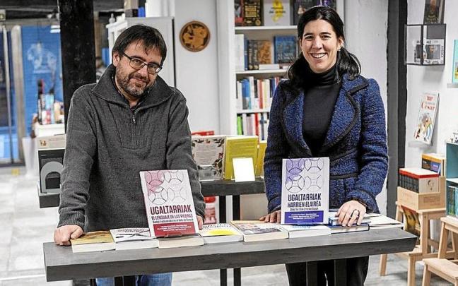 Pablo Orduna, coordinador, y Naiara Ardanaz, de la Cátedra de la Lengua y Cultura Vasca (UN), posan con el libro. | FOTO: CEDIDA Pablo Orduna, coordinador, y Naiara Ardanaz, de la Cátedra de la Lengua y Cultura Vasca (UN), posan con el libro. | FOTO: CEDIDA