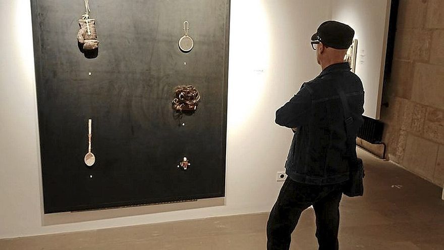 Un visitante se recrea ante la obra de Calvo, repleta de objetos reales.