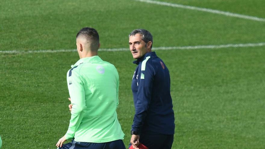 El entrenador del Athletic, Ernesto Valverde, durante el entrenamiento del jueves en Lezama