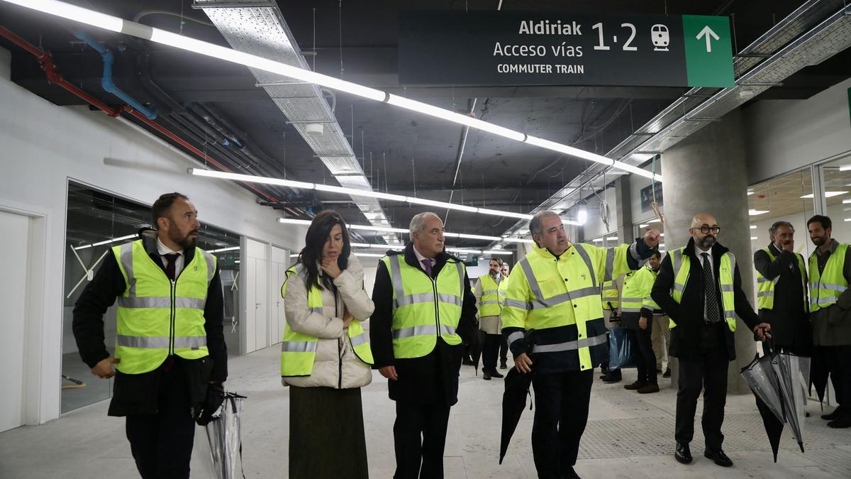 El delegado del Gobierno en Euskadi, la secretaria de Estado de Transportes y el consejero de Transportes atienden las explicaciones del jefe de obra en la visita a la estación provisional.