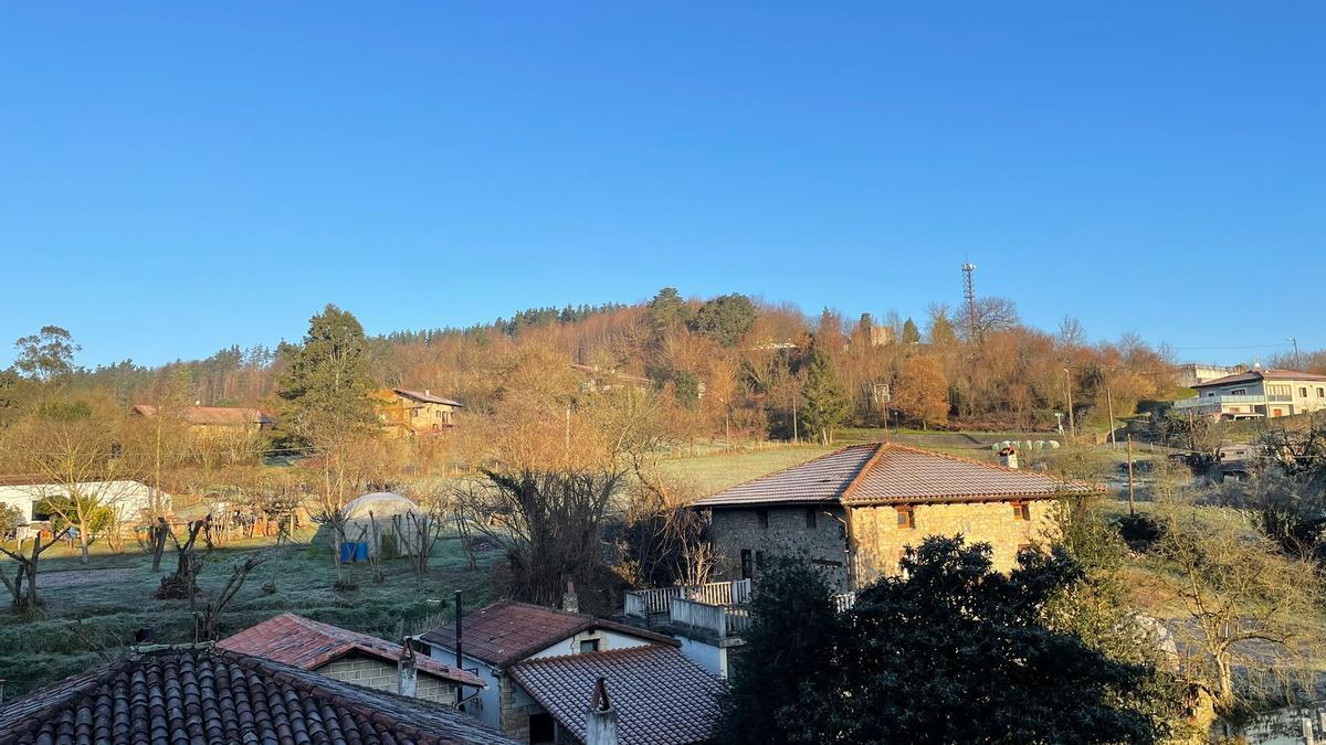 A primeras horas del día los tejados y coches han amanecido con una fina capa de hielo.