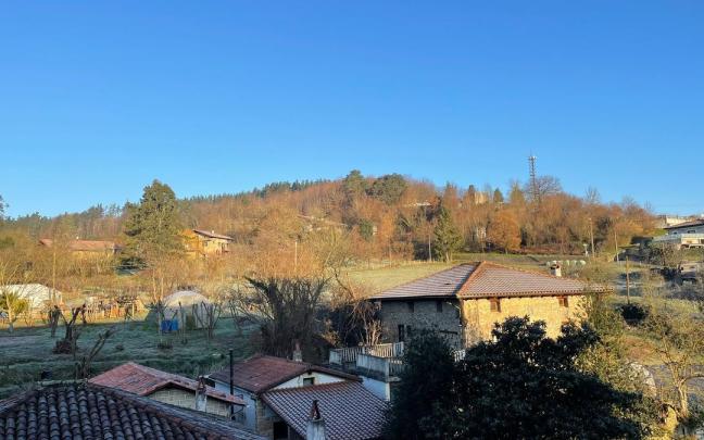 A primeras horas del día los tejados y coches han amanecido con una fina capa de hielo.