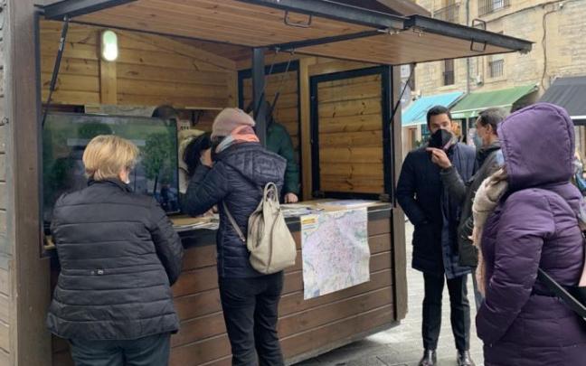 Vecinos de Gasteiz en el punto de votación.