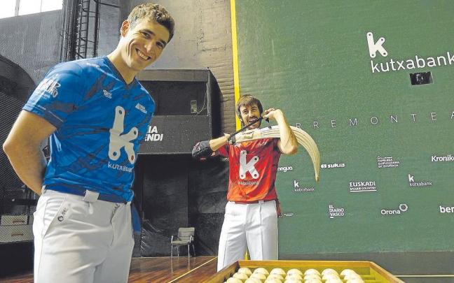 Urriza (en primer plano) y Barrenetxea, en la elección de material para la final. | FOTO: MAIALEN ANDRÉS