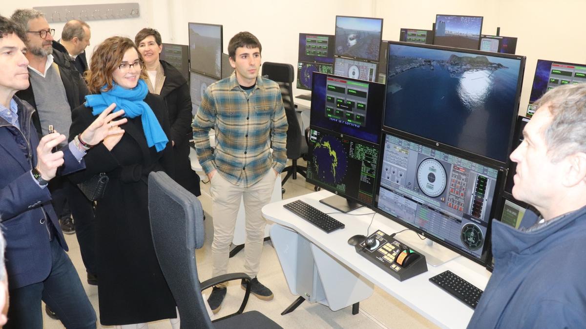 Los representantes institucionales visitaron la nueva escuela marítima de Ondarroa.