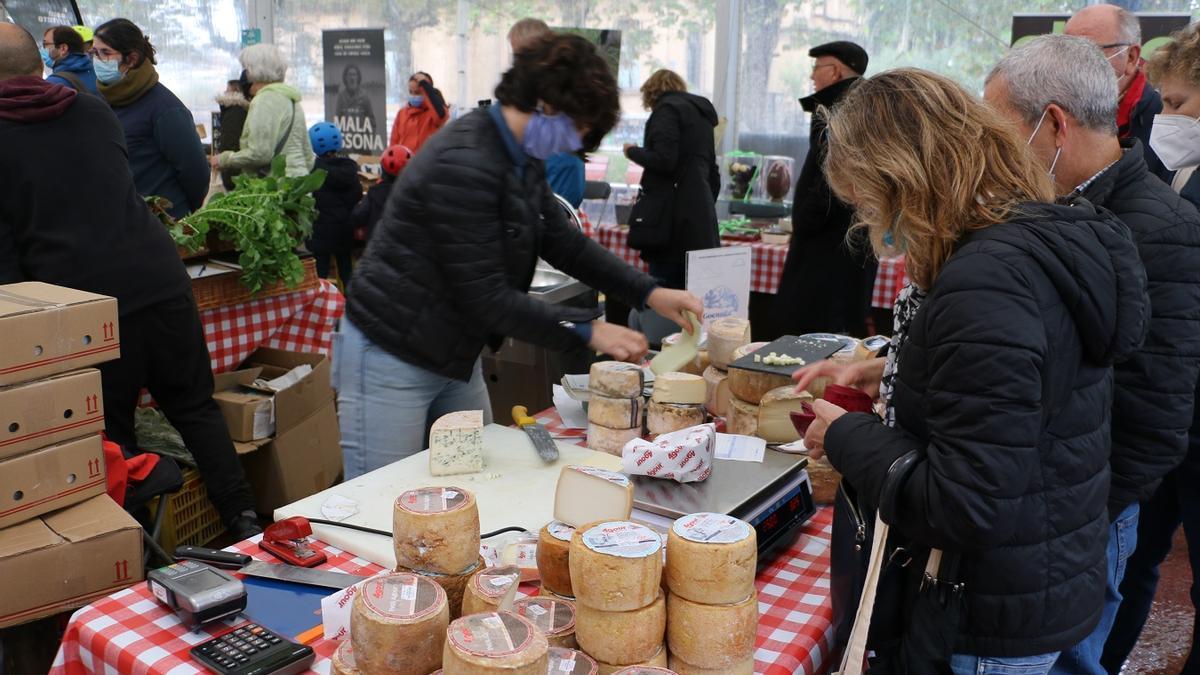 Varias personas visitan el Local Azoka en el Boulevard de Donostia.