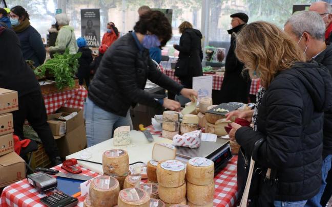 Varias personas visitan el Local Azoka en el Boulevard de Donostia.