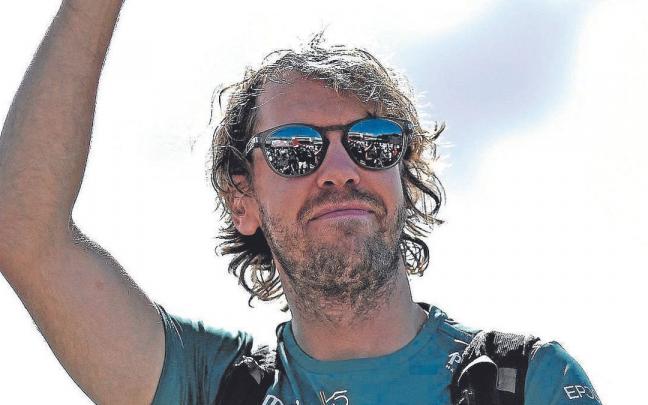 Sebastian Vettel saluda a los aficionados en el circuito de Silverstone. | FOTO: AFP Sebastian Vettel saluda a los aficionados en el circuito de Silverstone. | FOTO: AFP