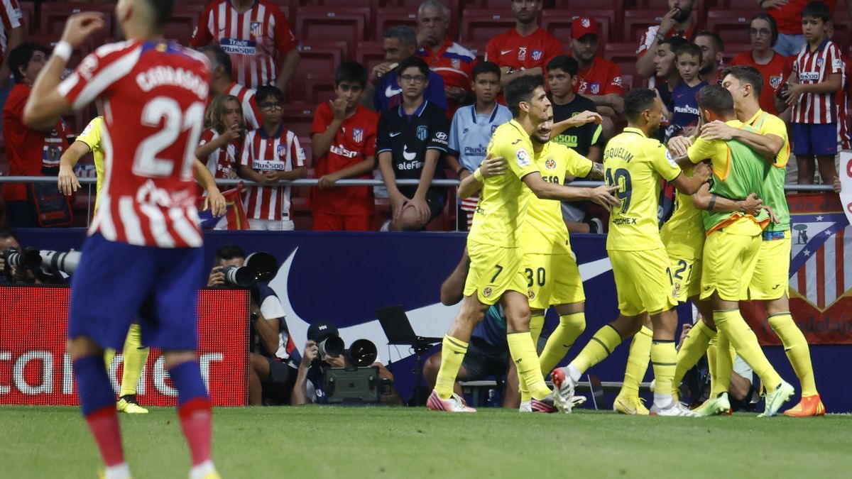 Los jugadores del Villarreal celebran tras marcar ante el Atlético de Madrid