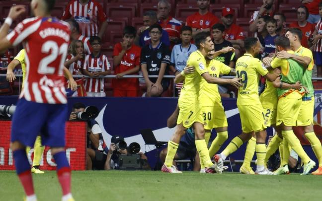 Los jugadores del Villarreal celebran tras marcar ante el Atlético de Madrid