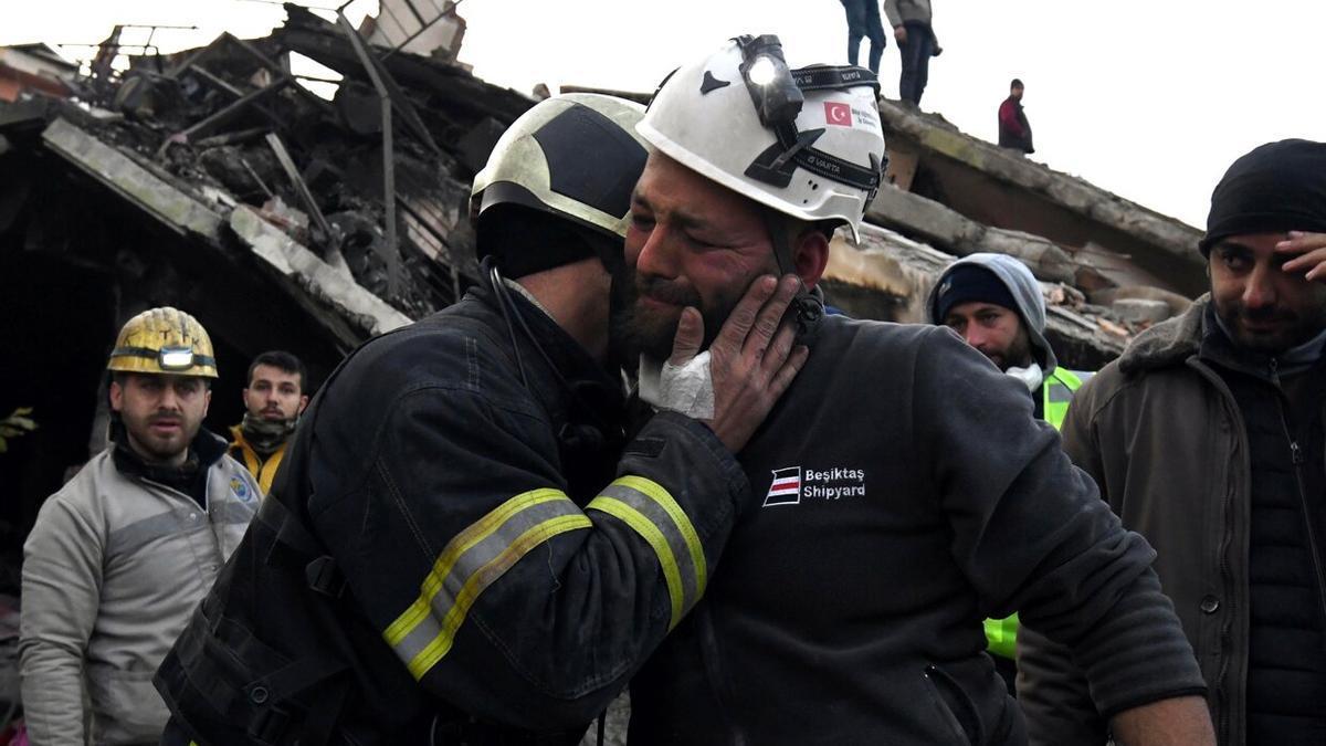 Los bomberos, tras rescatar a Aya