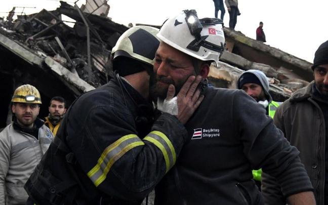Los bomberos, tras rescatar a Aya