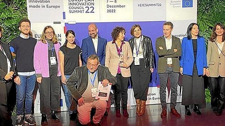 La consejera Maeztu junto a otros integrantes del Departamento, ayer en la ceremonia celebrada en Bruselas.