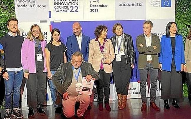 La consejera Maeztu junto a otros integrantes del Departamento, ayer en la ceremonia celebrada en Bruselas.