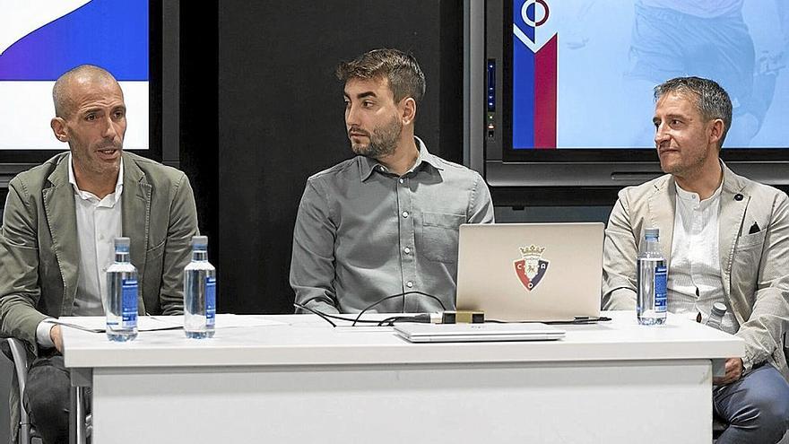 Patxi Puñal y Ángel Alcalde, directores de Tajonar, dando una charla.