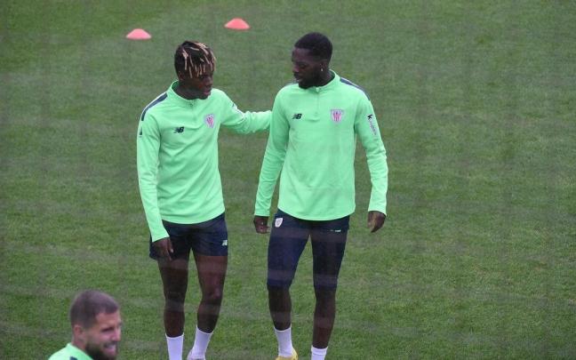 Nico e Iñaki Williams se saludan durante el entrenamiento de este miércoles en Lezama. Nico e Iñaki Williams se saludan durante el entrenamiento de este miércoles en Lezama.