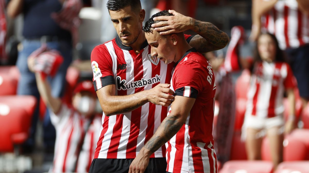 Berenguer (c), celebra su gol contra el Valencia