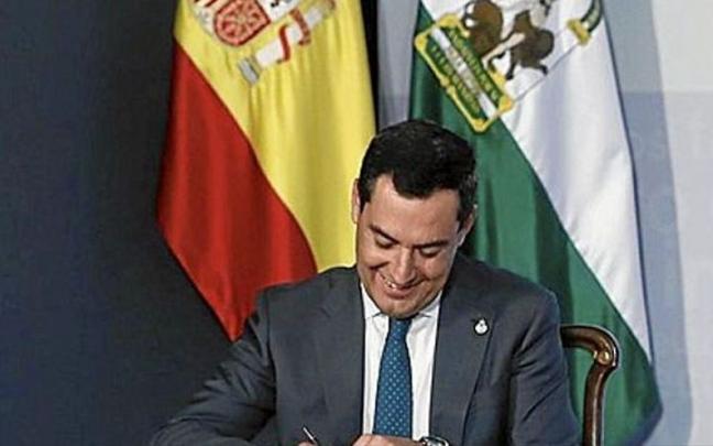 El presidente andaluz, Juan Manuel Moreno, firma con solemnidad el decreto de rebaja fiscal. | FOTO: E.P. El presidente andaluz, Juan Manuel Moreno, firma con solemnidad el decreto de rebaja fiscal. | FOTO: E.P.