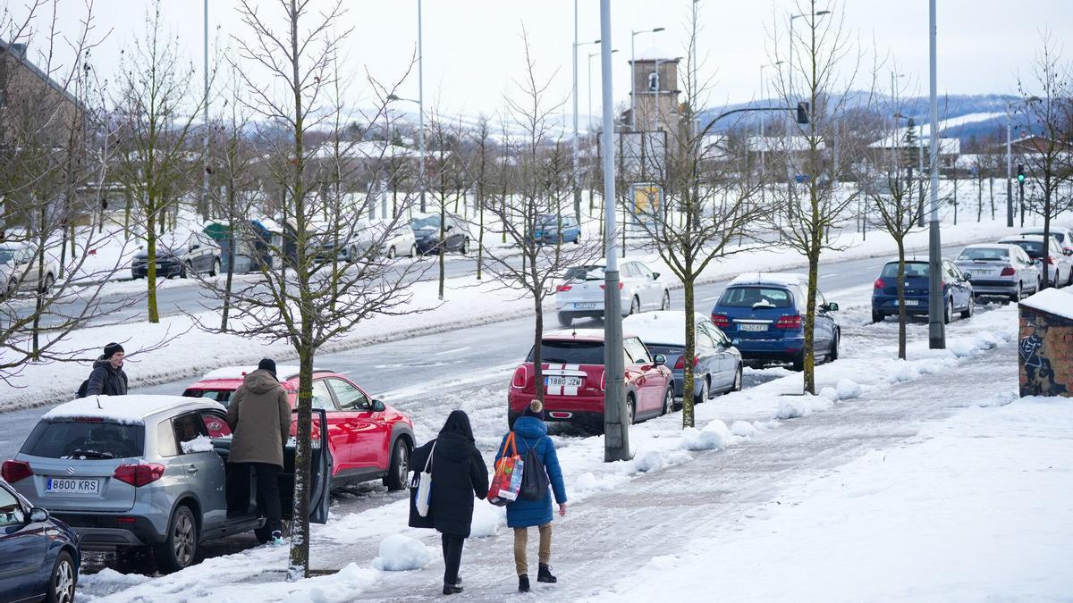 En imágenes: Los vitorianos disfrutan (y sufren) con la nieve