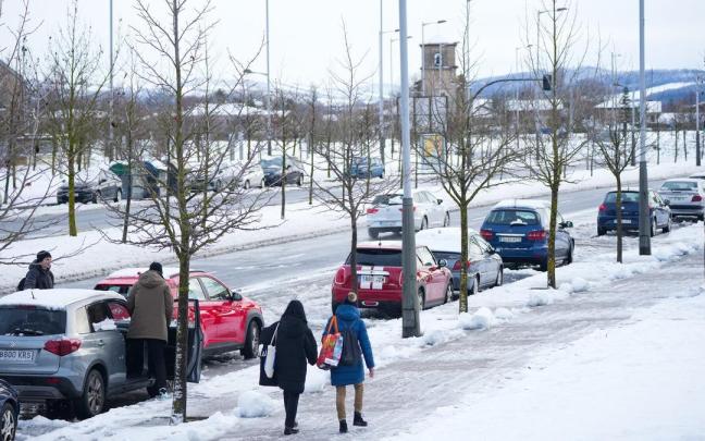 En imágenes: Los vitorianos disfrutan (y sufren) con la nieve